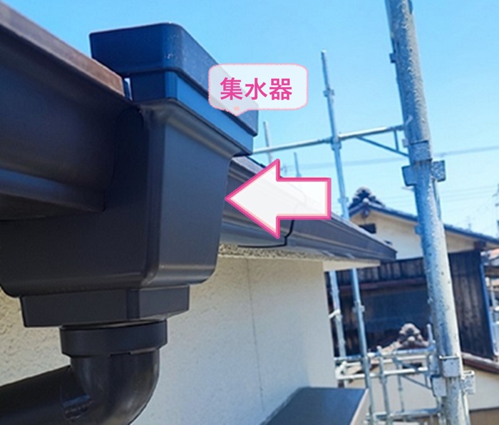 半丸雨どいから角形雨どいへの交換で集水器を取り付けている様子