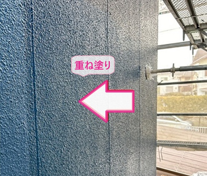 色褪せ外壁の塗り替えで高耐候塗料を重ね塗りしている様子