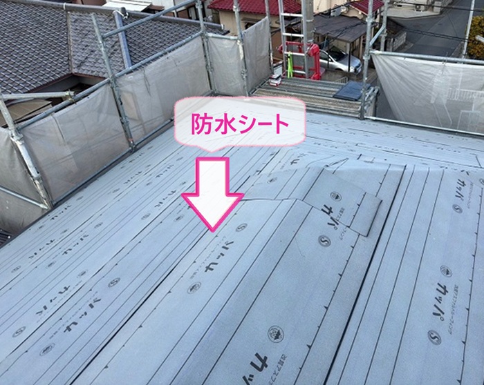屋根全面リフォームで防水シートを貼っている様子