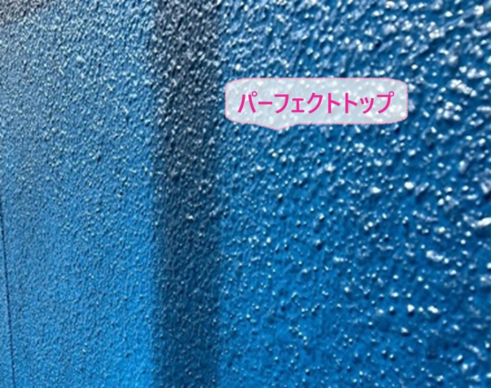 色褪せ外壁の塗り替えで高耐候塗料のパーフェクトトップを塗っている様子