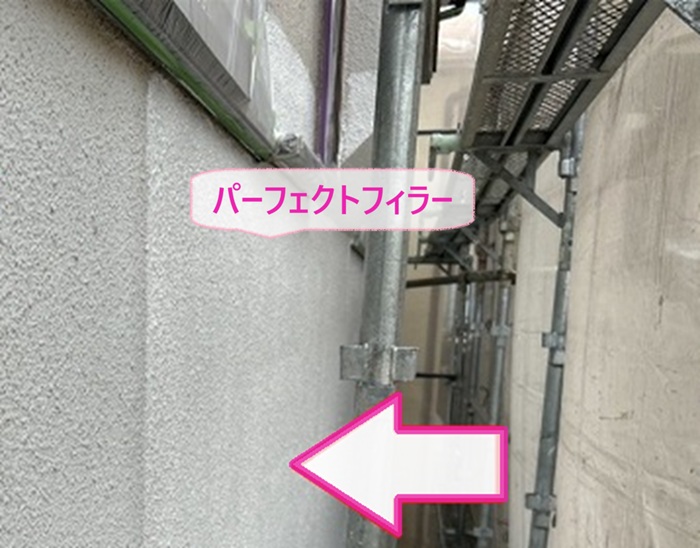 色褪せ外壁の塗り替えでパーフェクトフィラーを塗っている様子