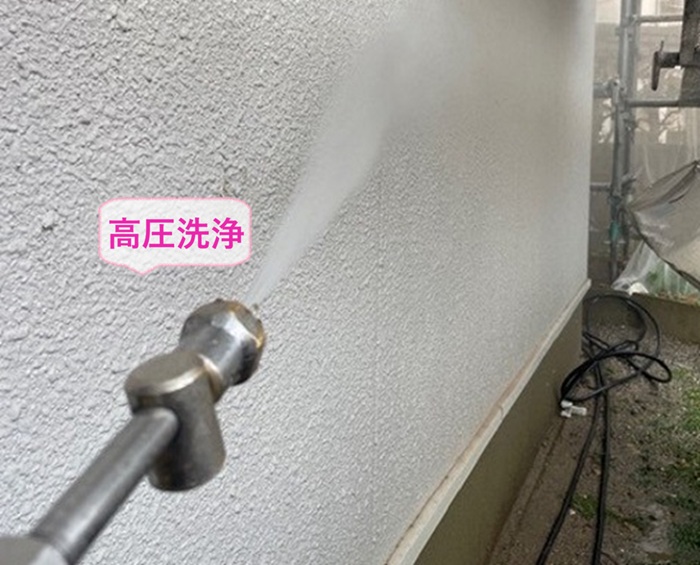 色褪せ外壁の塗り替えで高圧洗浄をしている様子