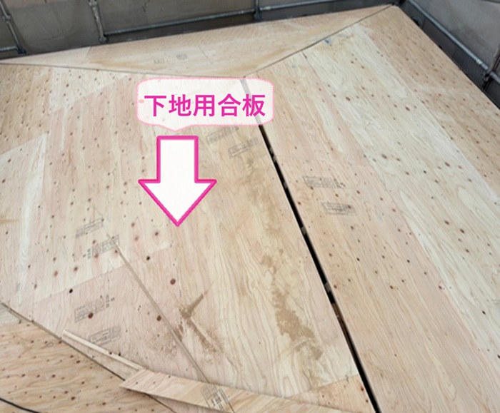 屋根全面リフォームで屋根下地の補強で下地用合板を貼っている様子