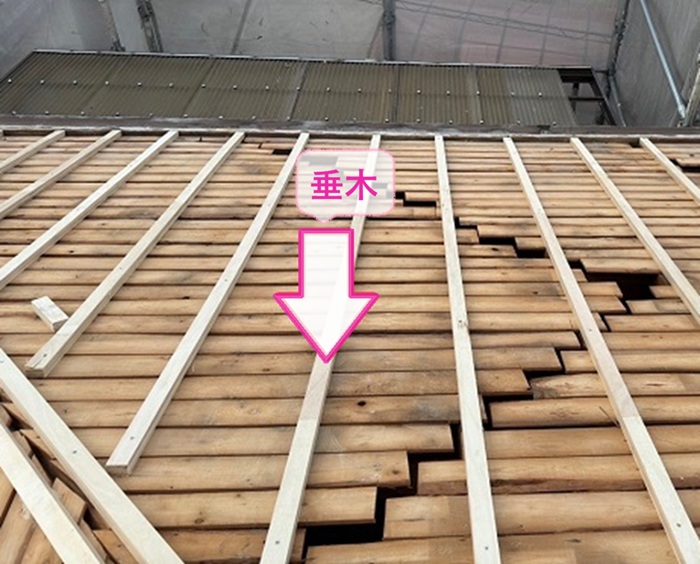 屋根全面リフォームで瓦屋根を撤去して垂木を取り付けている様子