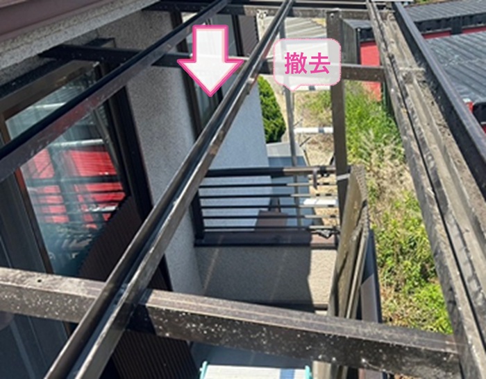 波形樹脂屋根の張り替えで既存のテラス屋根を撤去している様子