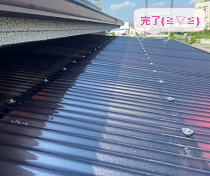 加古郡稲美町で2階テラスの波形樹脂屋根の張り替えが完了した現場の様子