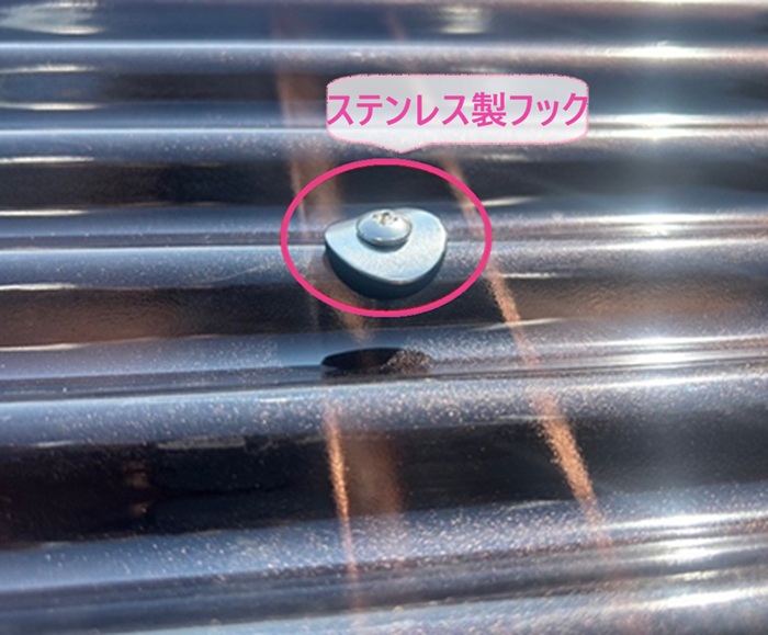 波形樹脂屋根の張り替えでタキロンポリカ波板をステンレス製フックで固定している様子