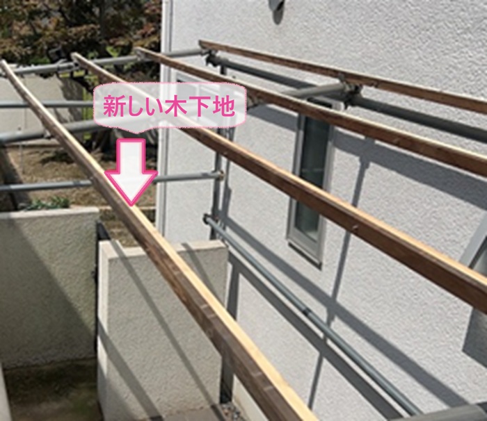 物置スペース屋根の張り直しで下地木材を新しく取り付けている様子