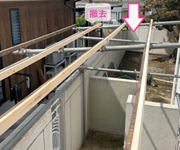 物置スペース屋根の張り直しで既存の屋根材を撤去している様子