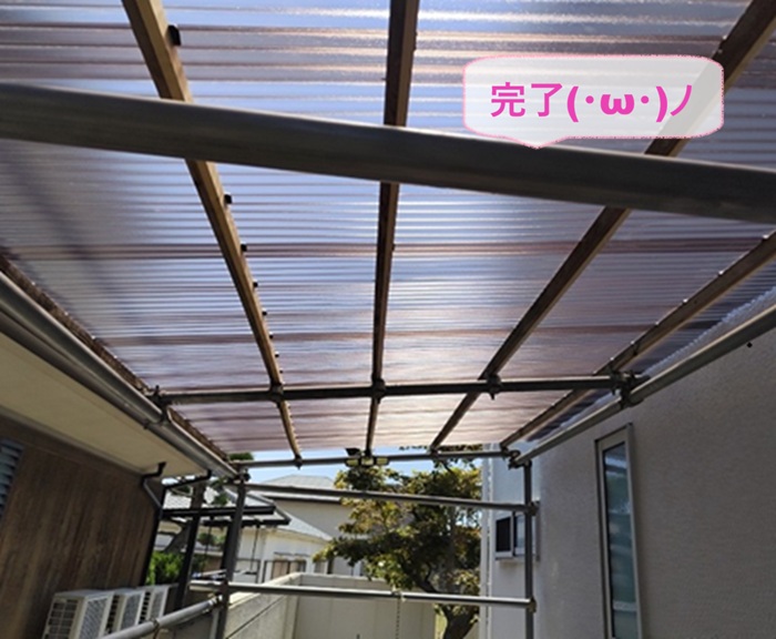 川西市で物置スペース屋根を耐衝撃性樹脂波板へ張り直しが完了した現場の様子