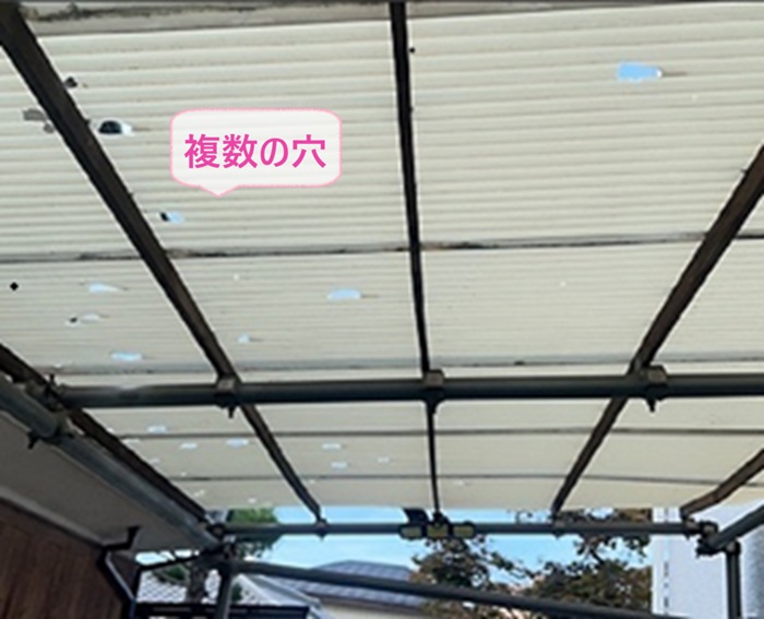 川西市で雹害の影響で物置スペースの屋根に穴が空いている様子