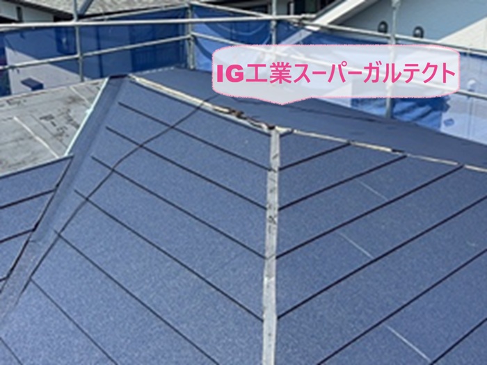 戸建ての重ね葺きで断熱金属屋根のIG工業スーパーガルテクトを葺いている様子
