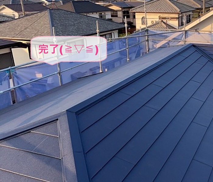 神戸市北区の戸建てで断熱金属屋根を用いた重ね葺き工事が完了した現場の様子