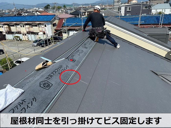 鳩小屋付きの屋根カバー工事でスーパーガルテクト葺き
