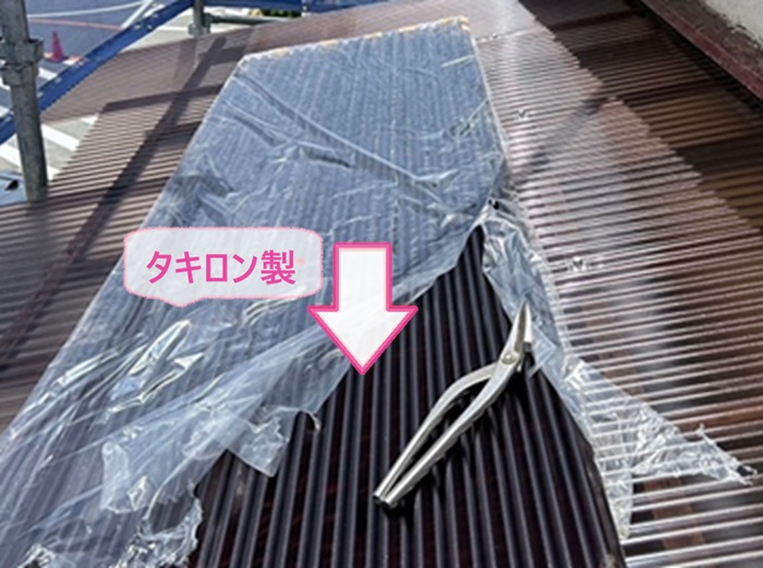 ストックヤード屋根の波板交換でタキロン製のポリカ波板を張っている様子