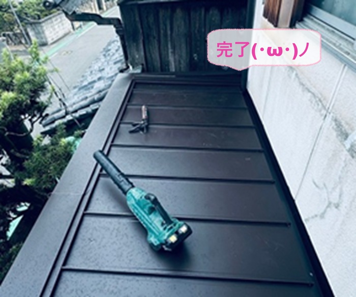 加東市で漏水する金属屋根を縦葺き鋼板で重ね張り工事が完了した現場の様子