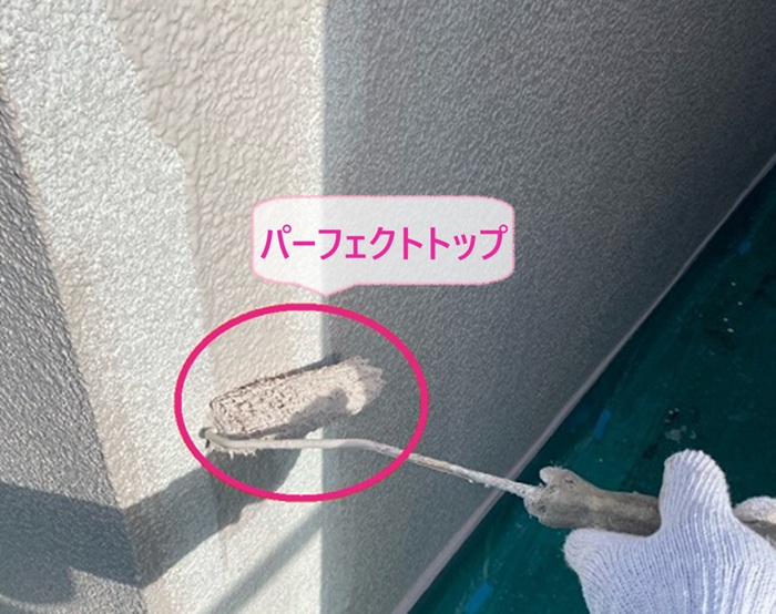 外壁リフォームで紫外線に強いパーフェクトトップを塗っている様子