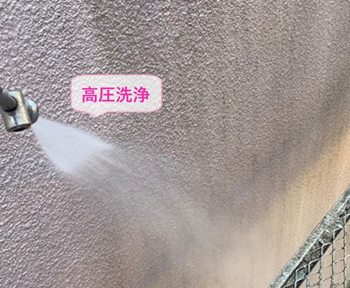 紫外線に強い塗料を使用する外壁リフォームで高圧洗浄をしている様子