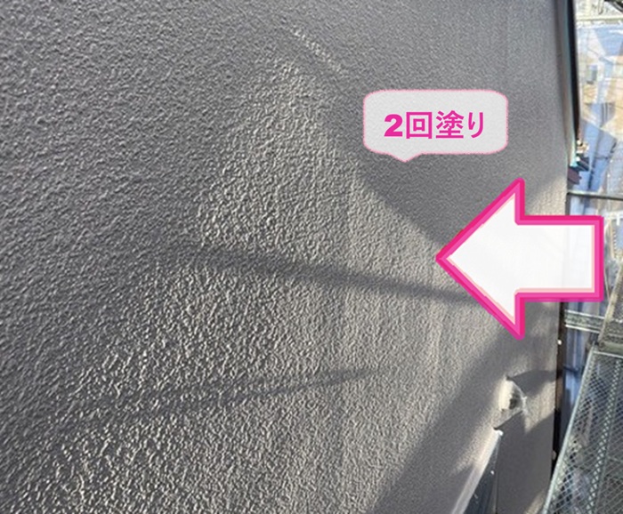 外壁リフォームでパーフェクトトップを２回塗りしている様子