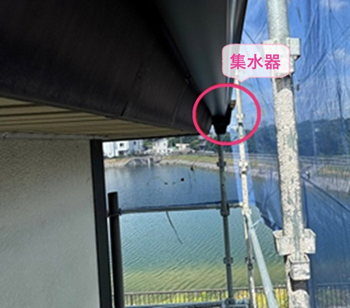 軒先排水設備の取り替えで排水部分に集水器を取り付けている様子