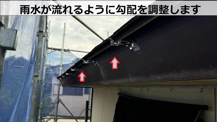 加東市で価格10万円以下の雨樋工事としてパナソニック製の軒樋設置で勾配調整