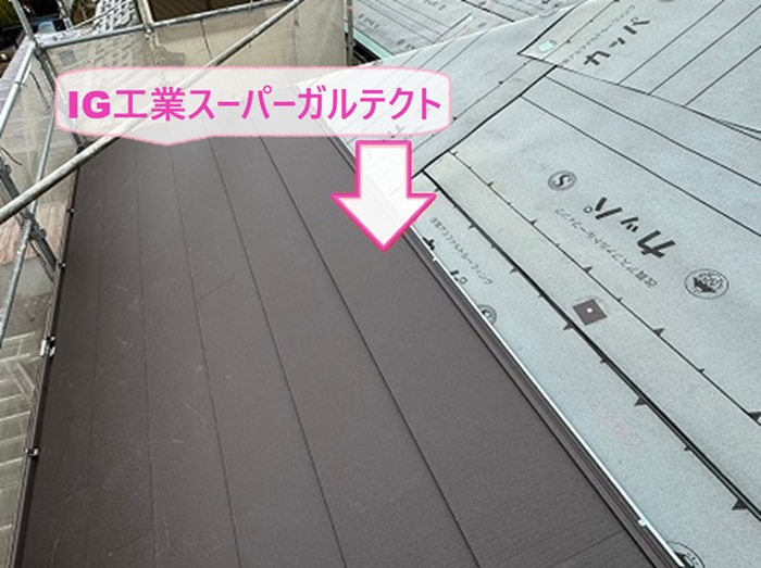 三木市で軽量金属屋根のIG工業スーパーガルテクトを葺いている様子