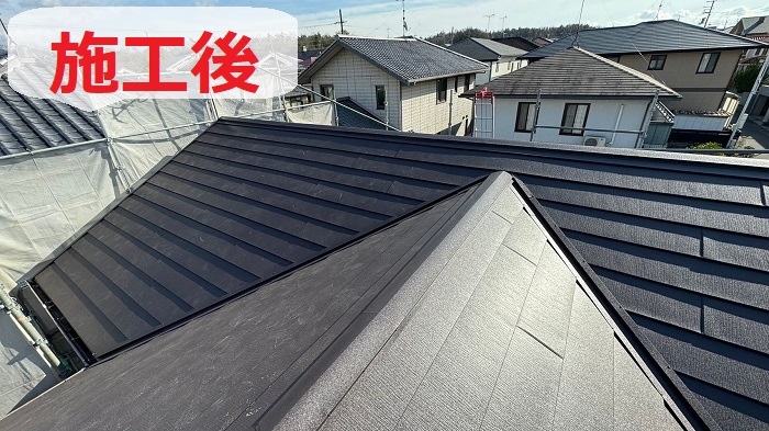 三木市で劣化したスレート屋根へのカバー工法を行った後の様子