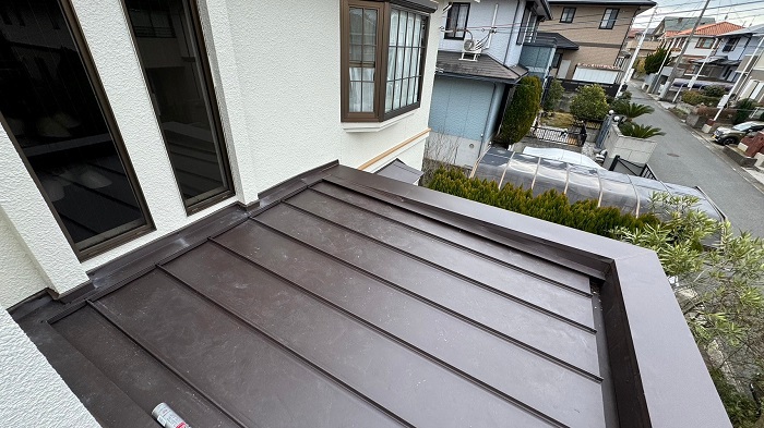 神戸市長田区で玄関屋根の瓦棒を立平へカバーした後の様子