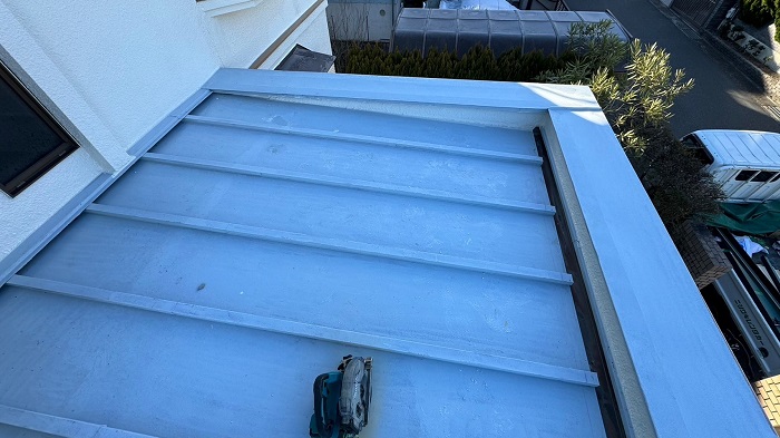 神戸市灘区で玄関屋根の瓦棒を立平にカバーする前の様子