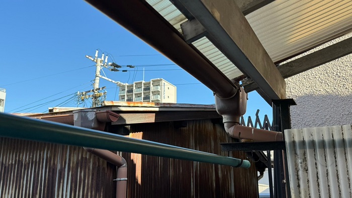 宝塚市でベランダ屋根の台風対策として雨樋を交換する前の様子