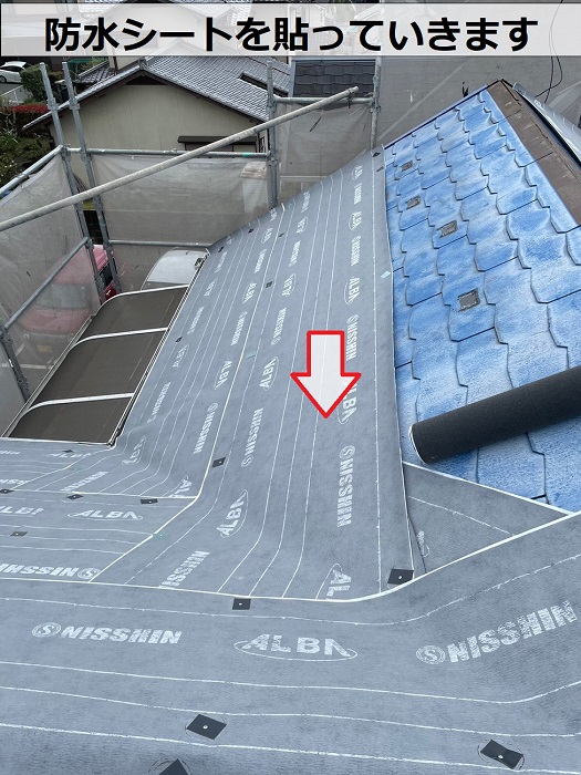 スレート屋根の改修工事で防水シート貼り