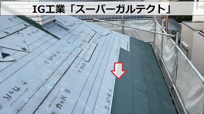 宝塚市での太陽光パネル付きの屋根カバー工事でスーパーガルテクト葺き