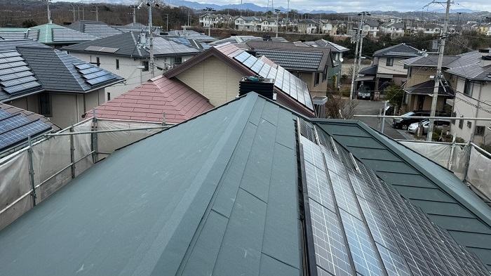 宝塚市で太陽光パネル付きの屋根カバー工事を行った後の様子