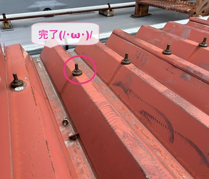 神戸市西区の金属屋根の劣化対策で防錆塗料へ保全工事が完了した現場の様子