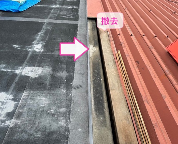 テナントビルの陸屋根金属改修で腐食した笠木を撤去している様子