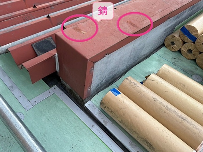 テナントビルの陸屋根金属改修で既存の笠木が錆びている様子