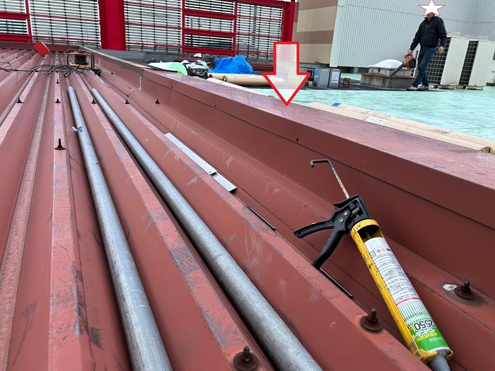 神戸市西区の商業施設で屋上の板金工事で笠木を取り替える前の様子