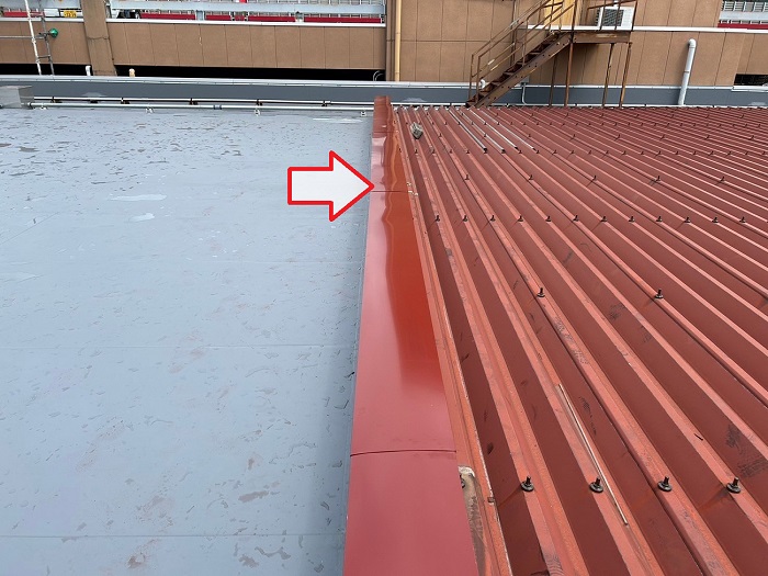 神戸市西区の商業施設で屋上の板金工事として笠木取り替えを行った後の様子