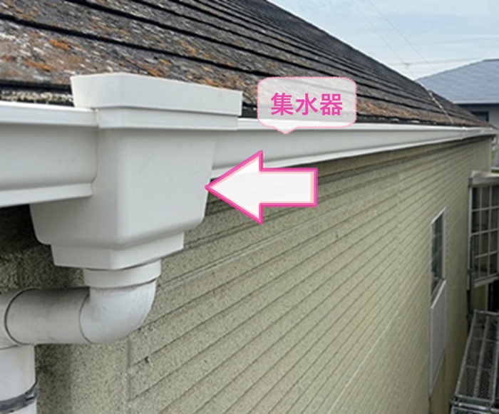軒先排水部材の交換で高耐久雨どいの排水部分に集水器を取り付けている様子