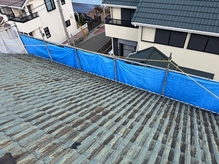 宝塚市でコロニアルクァッドを用いた屋根葺き替え工事を行う前の様子