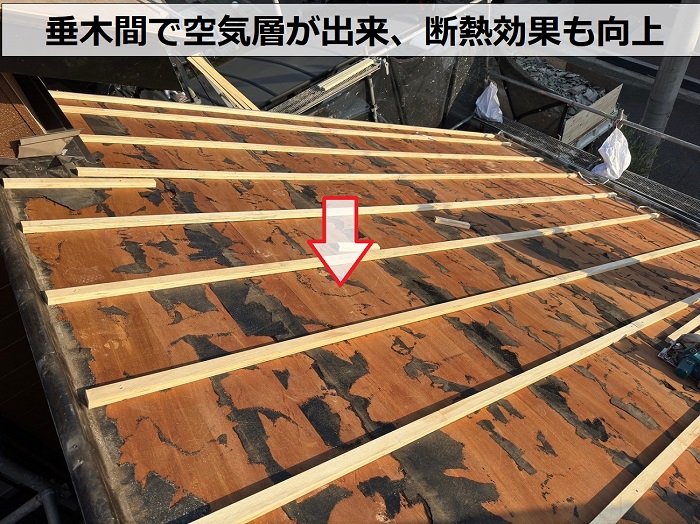屋根葺き替え工事で垂木を使用することにより断熱効果も向上