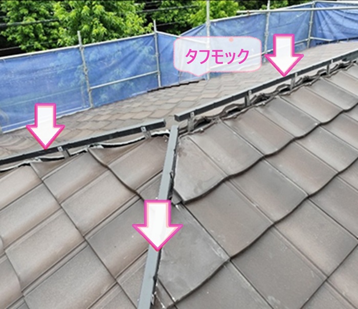 陶器瓦の葺き直しで棟の部分にタフモックを取り付けている様子