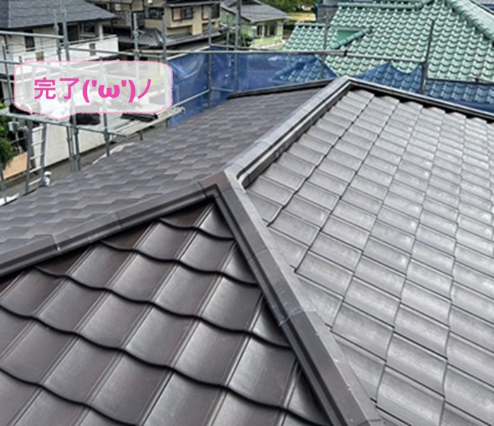 西宮市で雨漏りする陶器瓦を軽量セメント瓦へ葺き直し工事が完了した現場の様子
