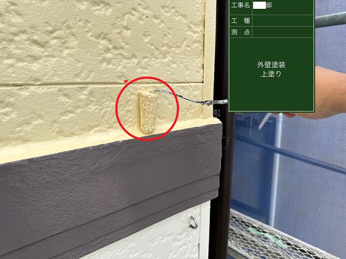西宮市で日本ペイントのラジカル制御を用いて1軒屋の外壁塗装工事で外壁上塗りを行っている様子
