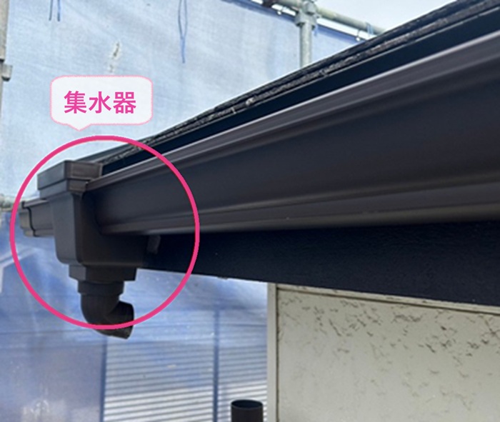 雨どい交換で集水器を取り付けている様子