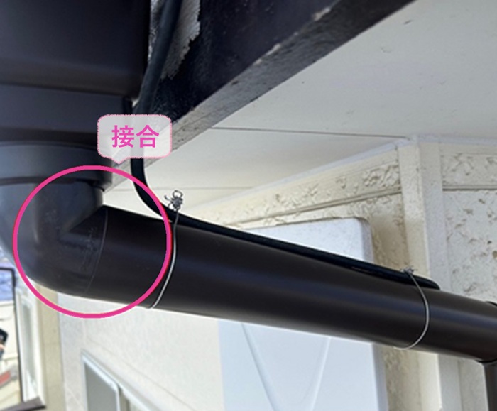 雨どい交換で既存の竪樋と集水器を接合している様子