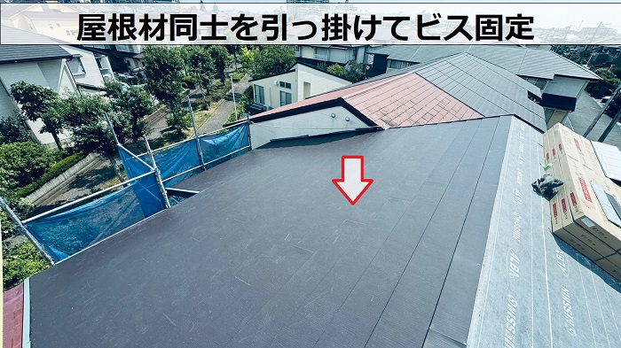 三田市でテラスハウスの屋根改修工事でスーパーガルテクトをビス固定