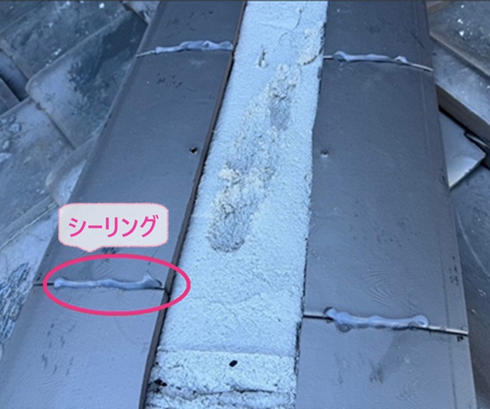 屋根頂部の部分積み直しでジョイント部分にシーリングを打設している様子