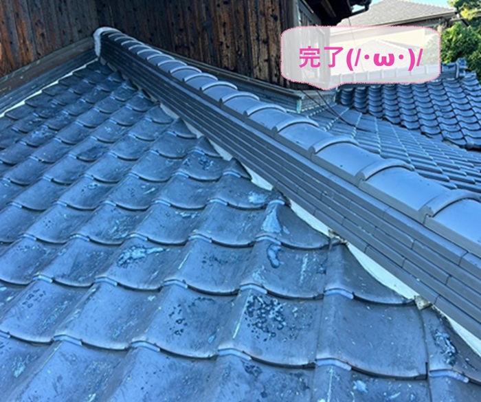 宝塚市で和風住宅の屋根頂部の部分積み直しで傷んだ瓦の修復が完了した現場の様子
