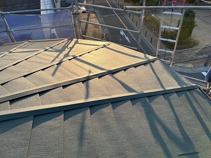 多面で複雑な屋根のカバー工法後の様子